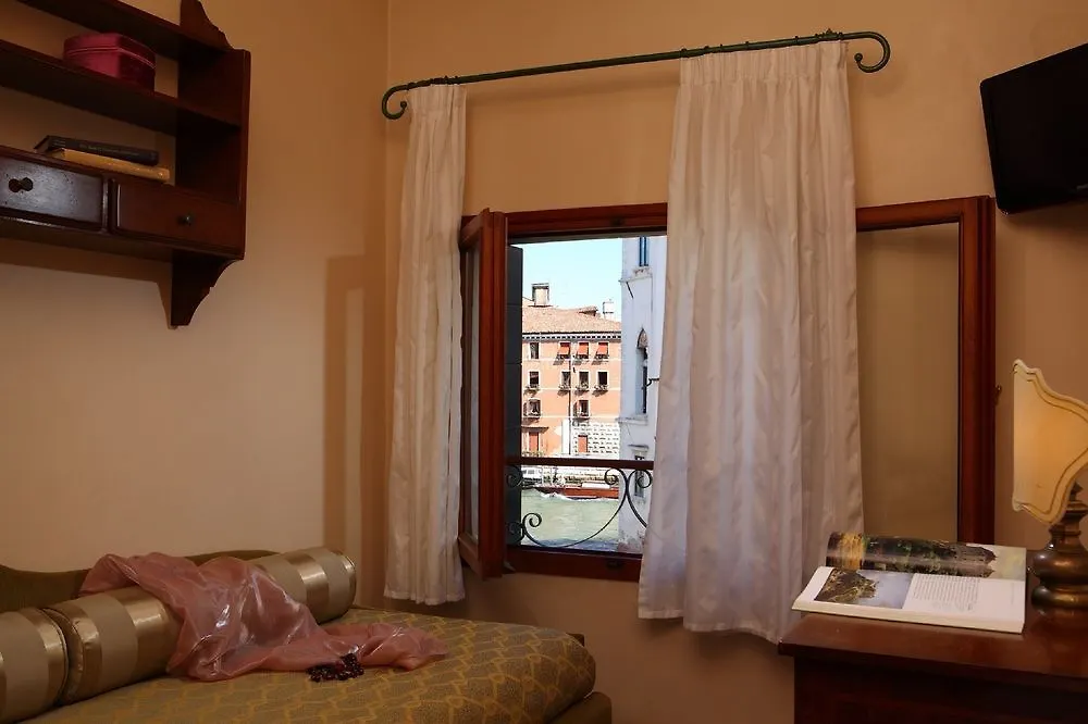 Pensione Accademia - Villa Maravege Benátky 3*,